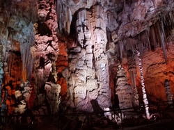 La grotte de la Salamandre à Méjannes le Clap