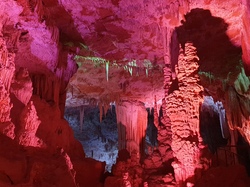 La grotte de la Salamandre à Méjannes le Clap