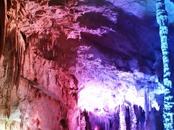 La grotte de la Salamandre à Méjannes le Clap