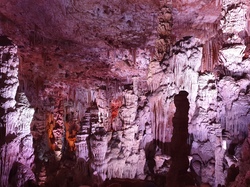 La grotte de la Salamandre à Méjannes le Clap