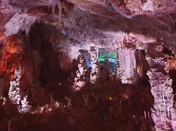 La grotte de la Salamandre à Méjannes le Clap