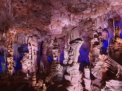 La grotte de la Salamandre à Méjannes le Clap