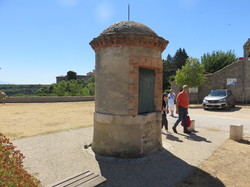 Lussan , village de caractère du Gard